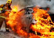 mobil terbakar [ilustrasi]