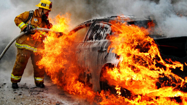 mobil terbakar [ilustrasi]